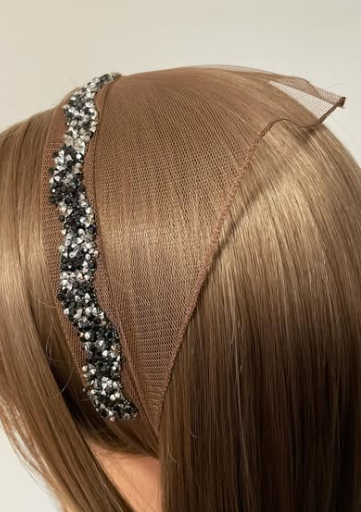 Batic din tul - Maro deschis cu accesoriu din pietre negre si gri